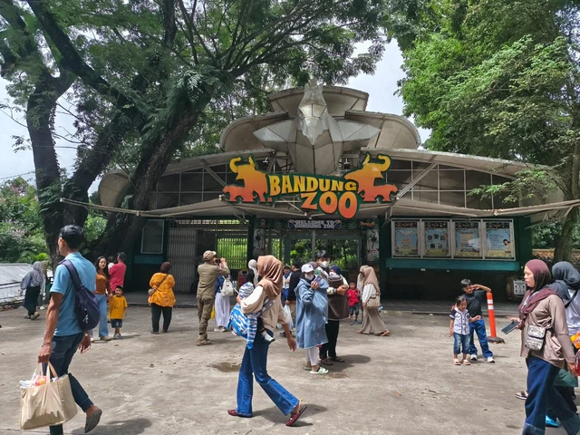 Bandung Zoo Kembali Buka: Bayar Seikhlasnya, Uang hingga Sayuran