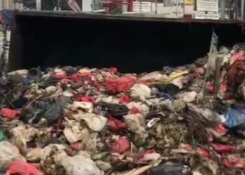 Truk Sampah Milik DLH Kota Bekasi Terguling Lalu LintasTersendat, Diduga Akibat Muatan Lebih