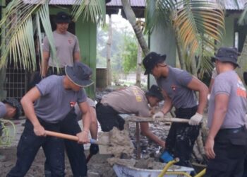 Pasca Banjir Aceh Utara, BKO Brimob Polda Banten Fokus Pembersihan Sisa Lumpur di Sekolah