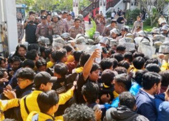 Aksi Mahasiswa Tolak Pilkada DPRD di Kalsel Berujung Bentrok