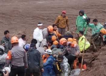 Bencana Longsor di Cisarua Bandung Barat: 10 Tewas, 82 Warga Masih Hilang