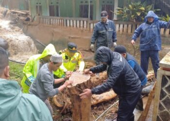 Polsek Cisarua Lakukan Evakuasi Jembatan Alternatif Pasir Ipis yang Putus Akibat Curah Hujan Tinggi