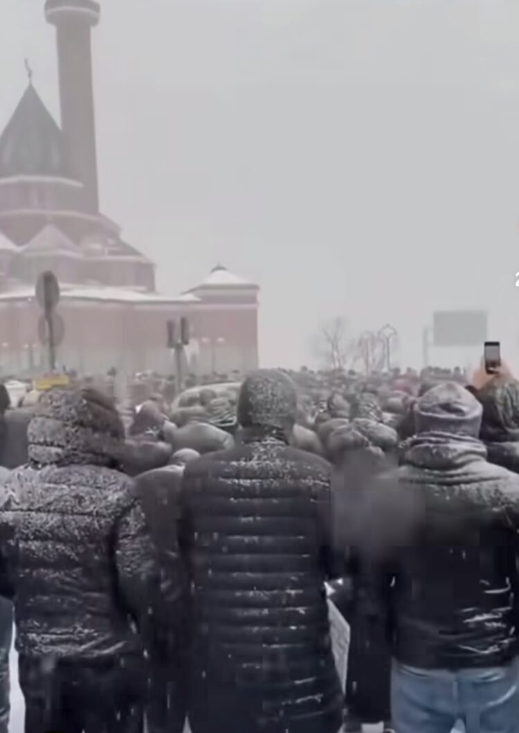 Viral Lagi! Video Muslim Rusia Sholat di Tengah Badai Salju Jadi Refleksi Mendalam Isra Mi’raj