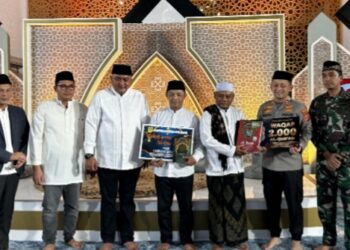 Peringati Nuzulul Quran, Polres Bogor Serahkan 2.000 Al-Quran Waqaf Personel di Acara Tabligh Akbar Masjid Baitul Faizin