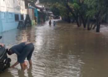 Banjir Tinggi 1,5 Meter Tutupi Jalan Duta Kranji hingga Kp Dukuh Bekasi, Kendaraan Tidak Bisa Lewat