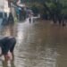 Banjir Tinggi 1,5 Meter Tutupi Jalan Duta Kranji hingga Kp Dukuh Bekasi, Kendaraan Tidak Bisa Lewat