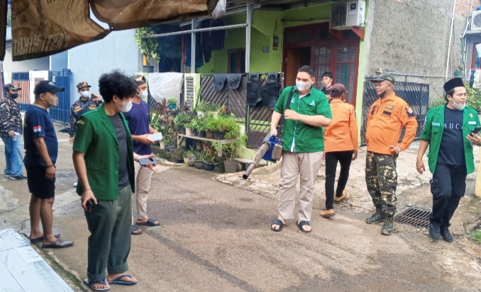 Lawan DBD, Kader Ansor Jatiasih Turun Tangan Lakukan Fogging Mandiri di RW 18 Jatimekar Bekasi
