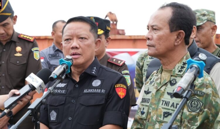 Satgas PKH Tinjau Kontainer Mineral Rare Earth di Batam, Cegah Penyelundupan SDA Strategis