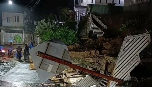 Tembok Penahan Tanah SMAN 1 Pamijahan Bogor Jebol Diterjang Air & Longsor