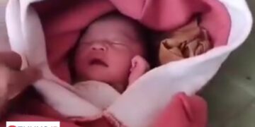 Geger! Warga Curug Dengdeng Temukan Bayi Perempuan di Depan Teras Rumahnya