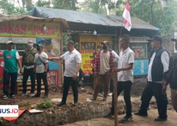 Personil Gabungan Laksanakan Pembongkaran Lapak PKL di Jalur Cifor Bubulak, Mengembalikan Ruang Publik Pada Fungsinya