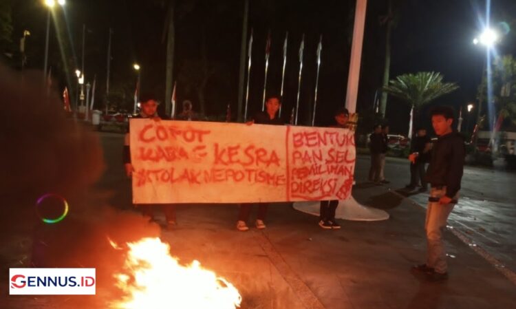 Aksi Bakar Ban, PPAK Jilid III Desak Pemkot Bongkar Polemik Kabag Kesra