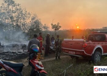 Polsek Muara Bungo Bersama Manggala Agni Padamkan Karhutla di Kebun Karet Teluk Beringin