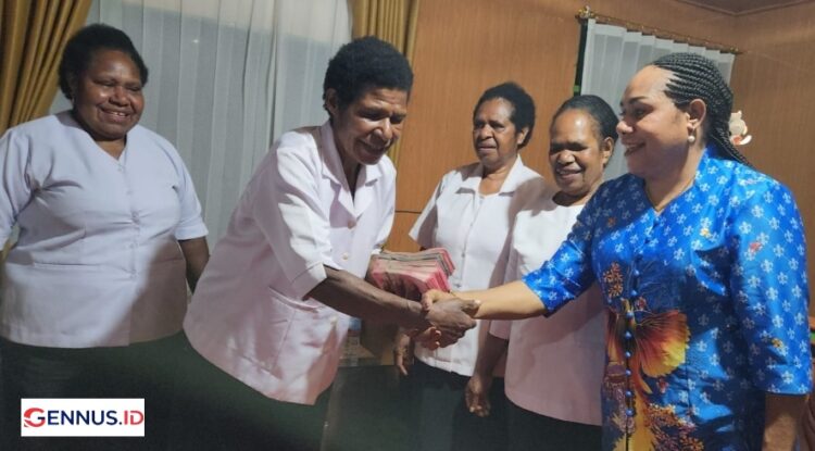 Rida Ratna Kogoya Bantu Rp40 Juta untuk 13 Calon Wisudawati Kebidanan di Wamena