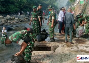 Pusdikzi Pusziad Turun ke Ciliwung, 250 Prajurit Bersama Warga dan Berbagi 200 Paket Sembako