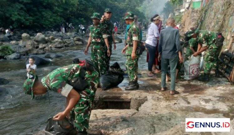 Pusdikzi Pusziad Turun ke Ciliwung, 250 Prajurit Bersama Warga dan Berbagi 200 Paket Sembako